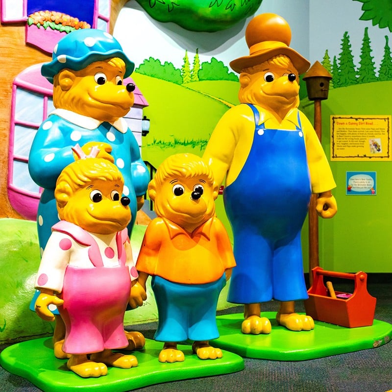 The Berenstain Bears: Down a Sunny Dirt Road