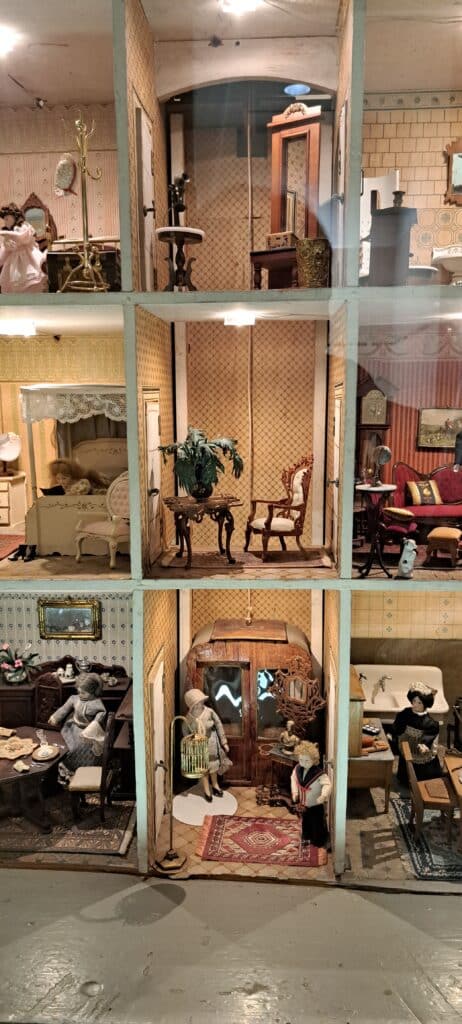 Elevator House dollhouse, about 1900. The Strong National Museum of Play, Rochester, New York.